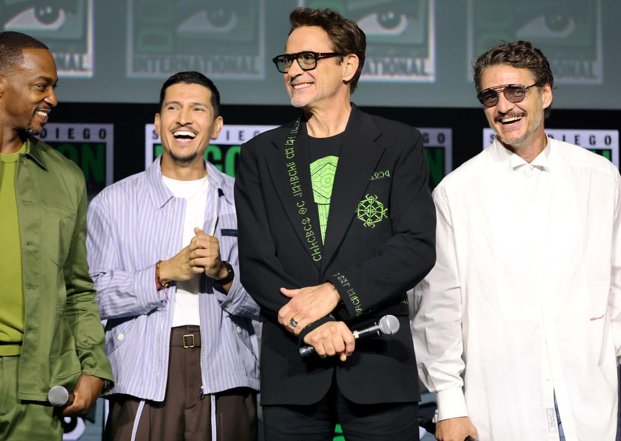 画像: (左から)アンソニー・マッキー、ダニー・ラミレス、ロバート・ダウニーJr.、ペドロ・パスカル