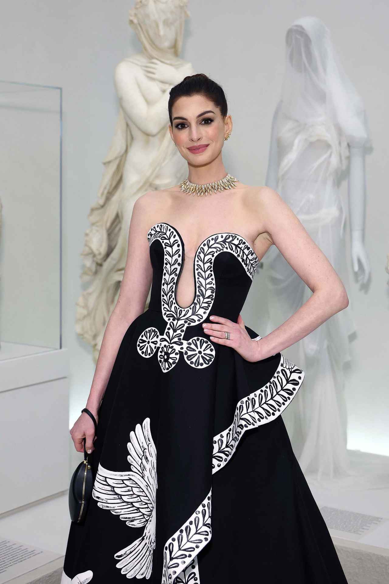 画像: アン・ハサウェイ Photo by Cindy Ord/MG26/Getty Images for The Met Museum/Vogue