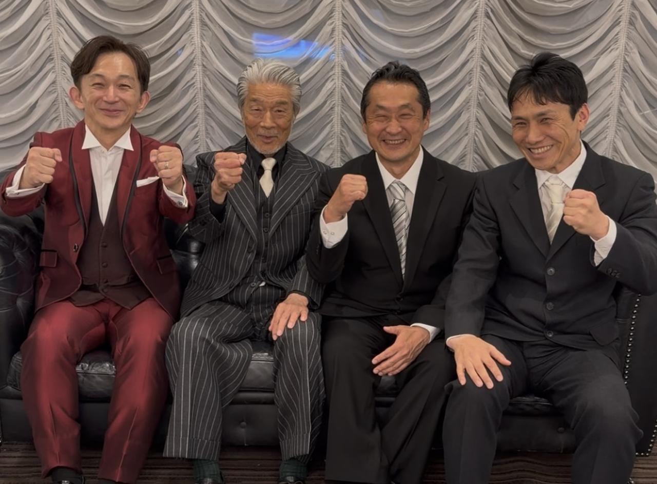 画像: 師匠倉田保昭を囲む3人の監督たち（左から谷垣健治、坂本浩一、下村勇二）日頃ジャージが定番？のアクション部の皆さんなので、スーツ姿はとても貴重。それにしても4人ともめちゃくちゃいい笑顔です