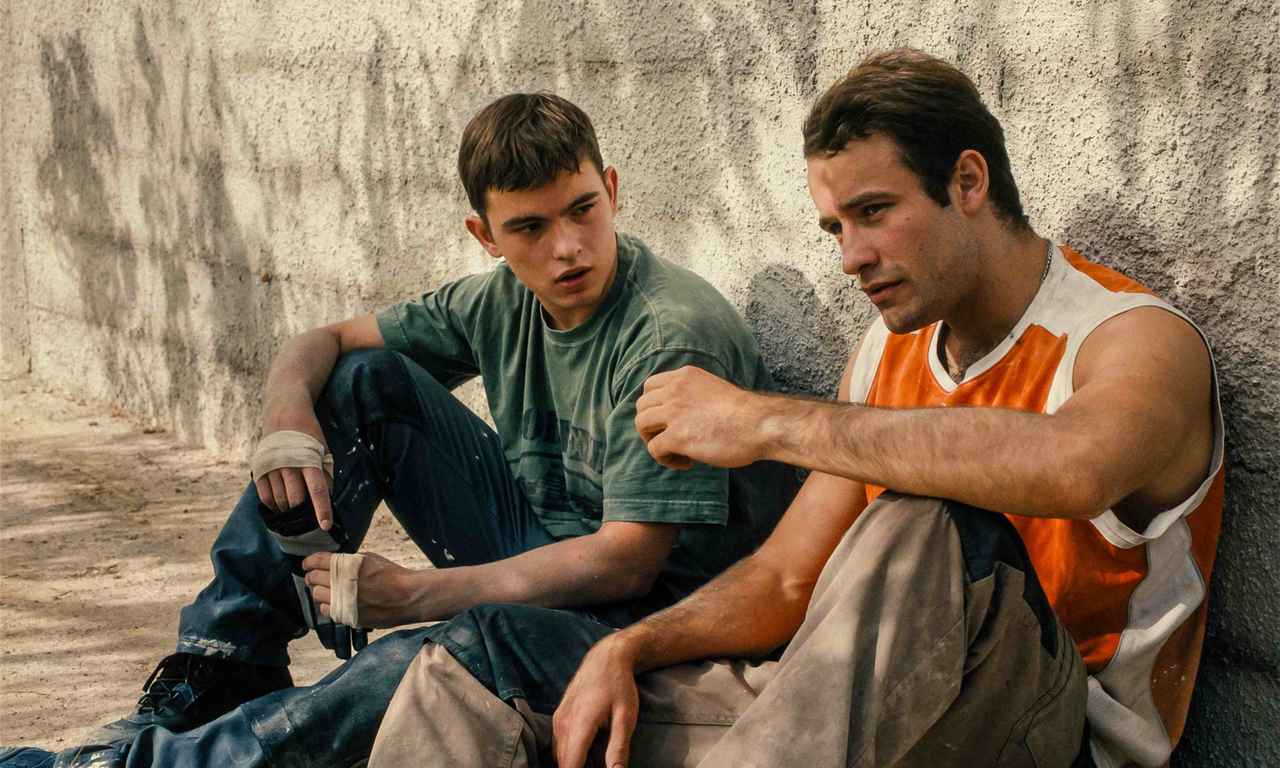 画像: エンゾ(左)は、ウクライナから来たブラドに惹かれる ©Les Films de Pierre
