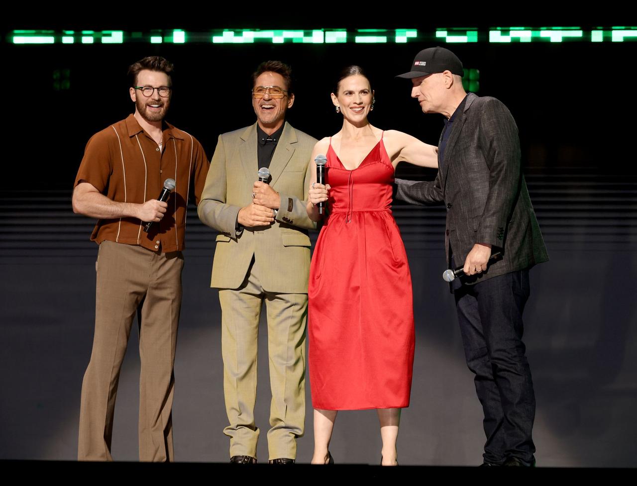 画像: (左から)クリス・エヴァンス、ロバート・ダウニーJr.、ヘイリー・アトウェル、ケヴィン・ファイギ