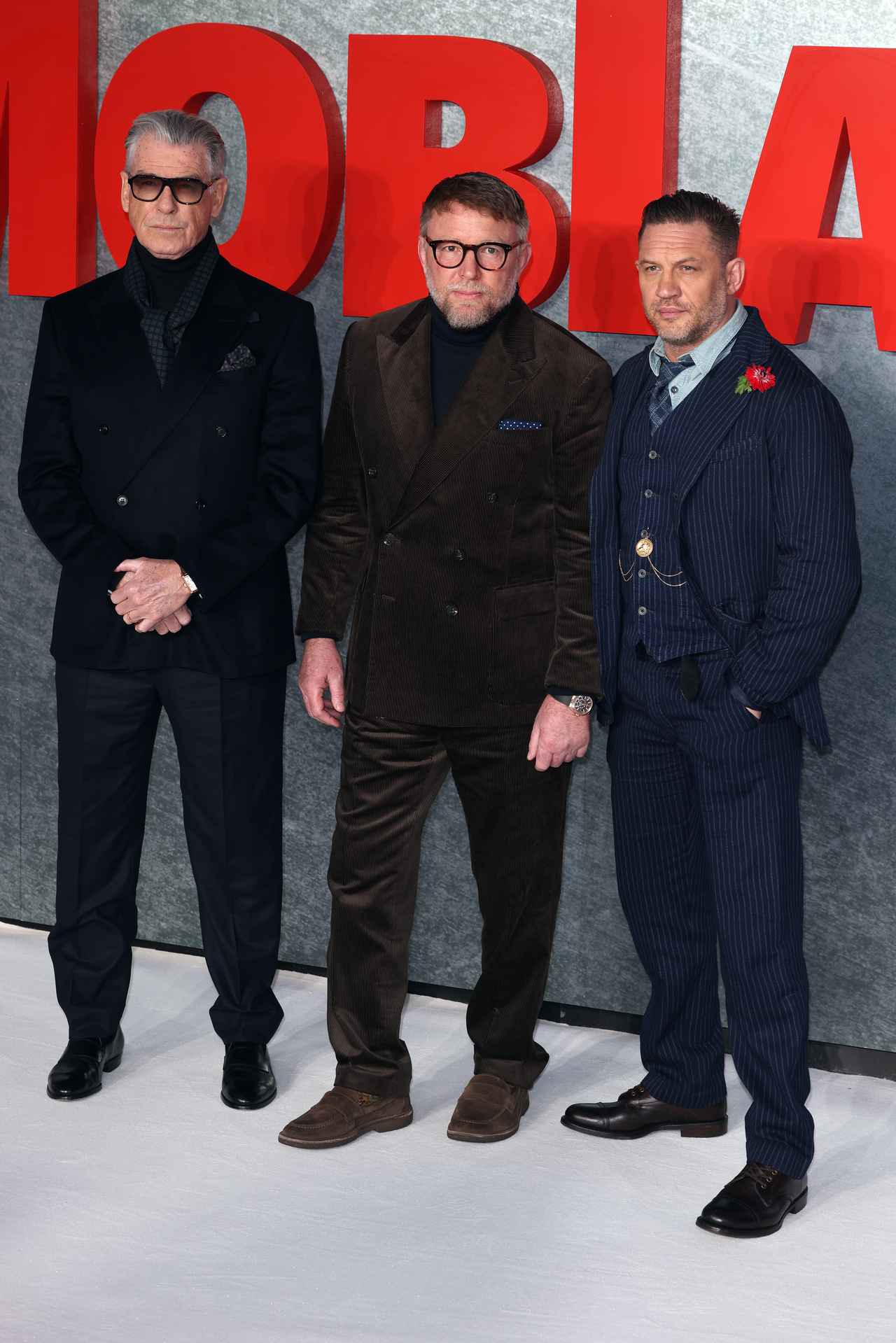 画像: 製作を担当した配信ドラマ「モブランド」のピアース・ブロスナン、トム・ハーディと