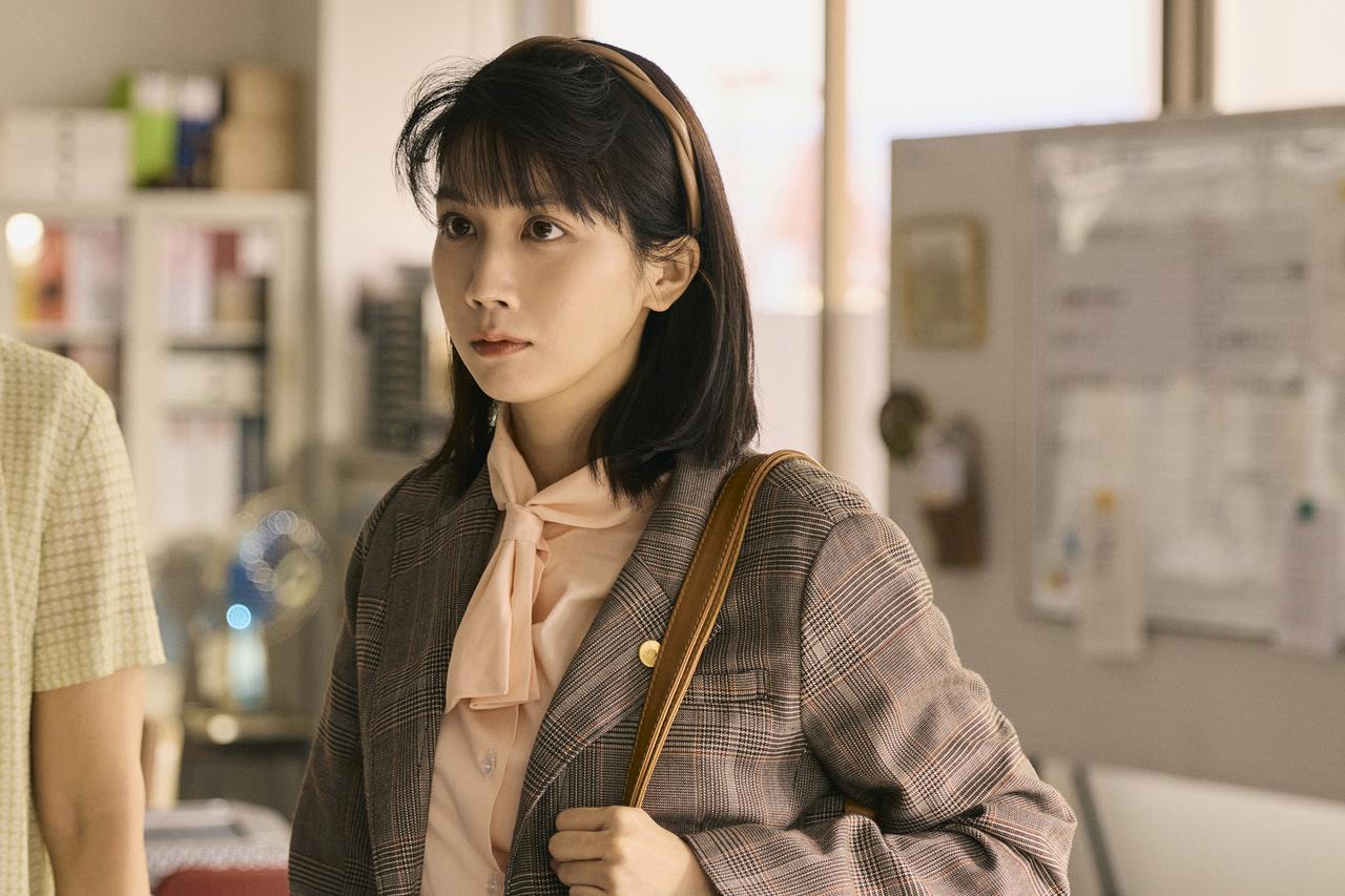 画像1: 「あの年齢でこれだけのポテンシャルをもつ俳優はいない」前田哲監督も絶賛!『ファーストボイス』大きな瞳の奥に意志が光る松本穂香の場面カット解禁