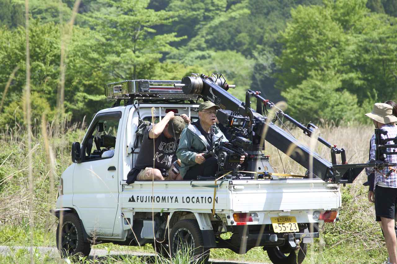 画像: カメラを載せた軽トラックで、2人の疾走を追う