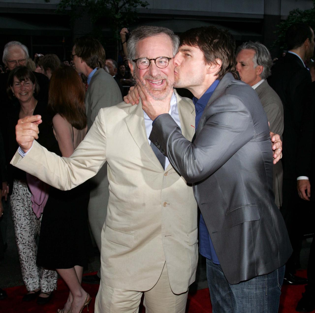 画像: 『宇宙戦争』のプレミアにてトムがスピルバーグ監督に熱烈キス! Photo by Jim Spellman/WireImage
