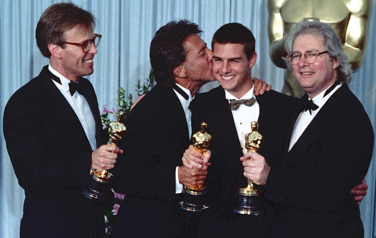 画像: 1989年、第61回アカデミー賞で『レインマン』は作品・監督・主演男優・脚本の4部門を受賞！画像は左からマーク・ジョンソン、ダスティン・ホフマン、トム、バリー・レヴィンソン Photo by Getty Images/Bob Riha, Jr.
