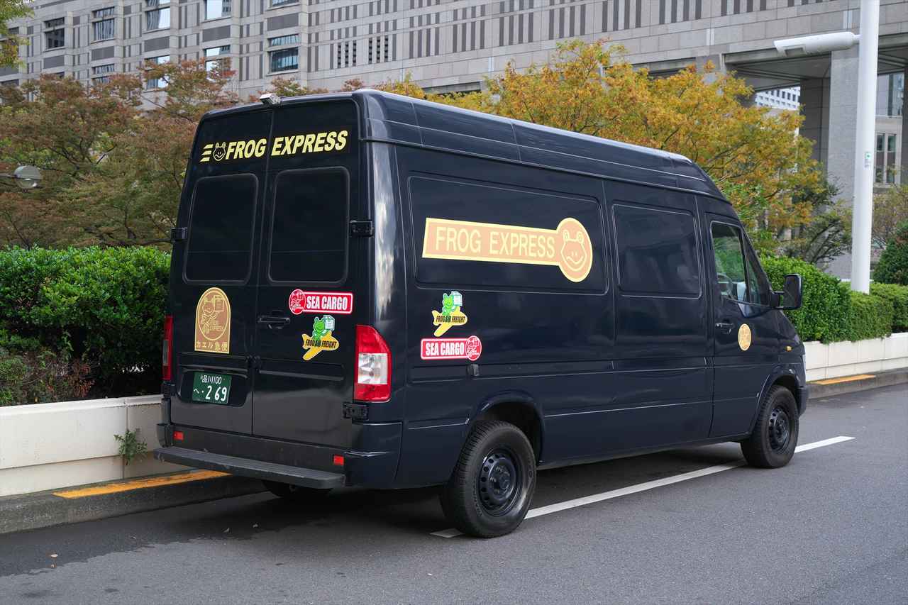 画像: 『踊る大捜査線 N.E.W. メトロポリスを駆け抜けろ!』でのカエル急便の車