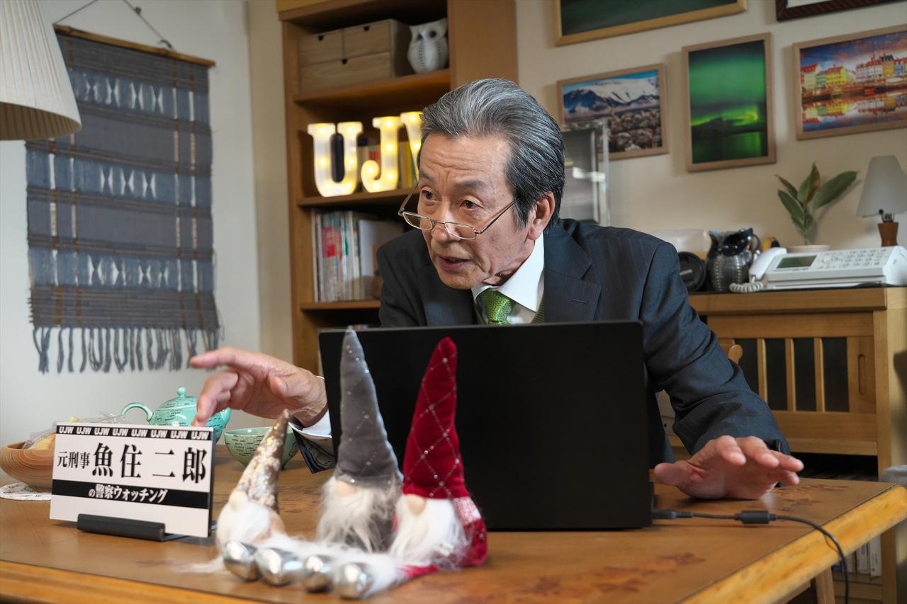画像: 魚住二郎(佐戸井けん太)のデスクにはトントゥ人形(机前方)が置かれている