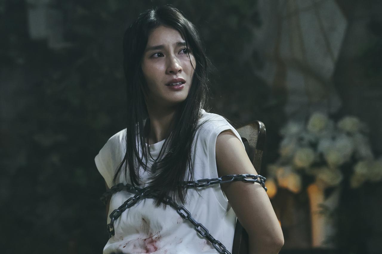 画像3: 鎖で拘束された輪花（土屋太鳳）と吐夢（佐久間大介）に迫る“真実の審判”！『マッチング TRUE LOVE』新場面写真解禁