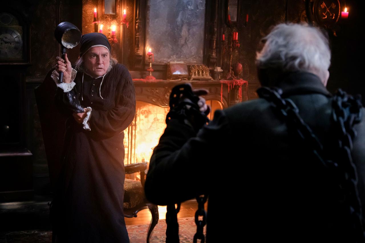 画像3: ジョニー・デップ演じるスクルージが3人のゴーストに翻弄される最新予告映像が解禁！