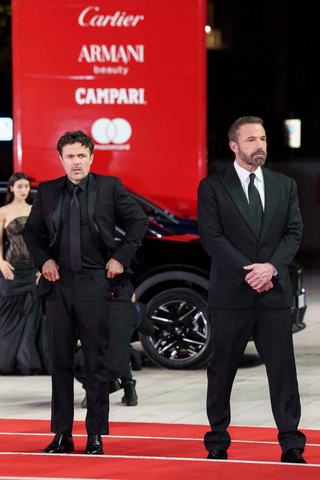 画像: 監督作『カンパニー』のケイシー・アフレックは共同製作者である兄のベン・アフレックとレッドカーペットに