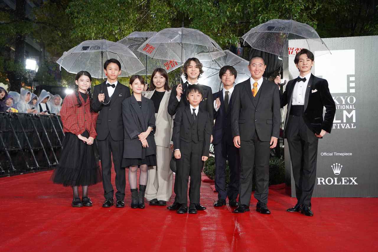 画像: 東京国際映画祭レッドカーペットに門脇康平監督&幼少期キャスト4名らが登場