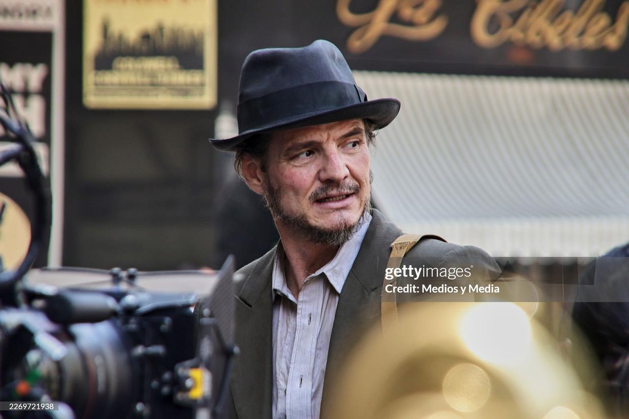 画像: 『De Noche』撮影中のペドロ Photo by Medios y Media/Getty Images
