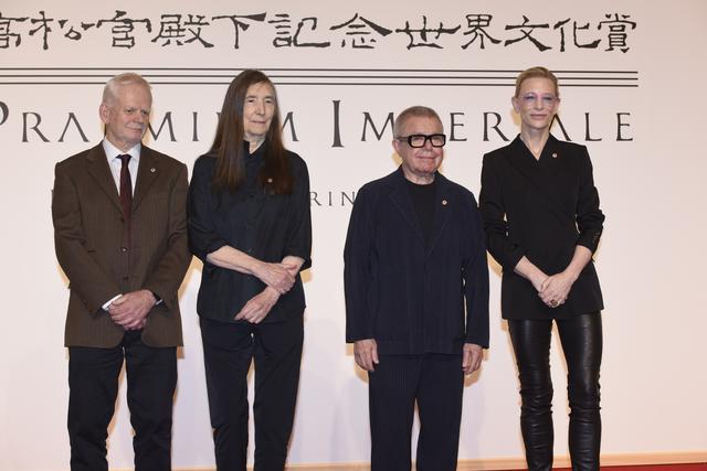 画像: 左から受賞者のアンディ・ゴールズワージー、ジェニー・ホルツァー、ダニエル・リベスキンド、ケイト・ブランシェット