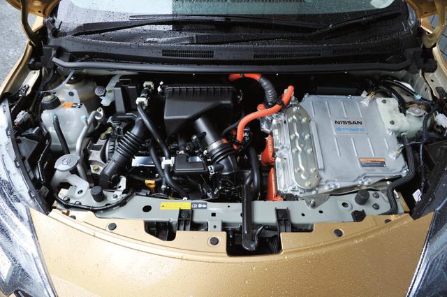 画像: フロントに1.2Lエンジン、インバーター、モーター、発電機がぎっしり収まる。そのため熱対策も施された。