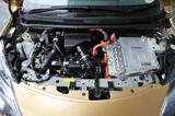 画像: フロントに1.2Lエンジン、インバーター、モーター、発電機がぎっしり収まる。そのため熱対策も施された。