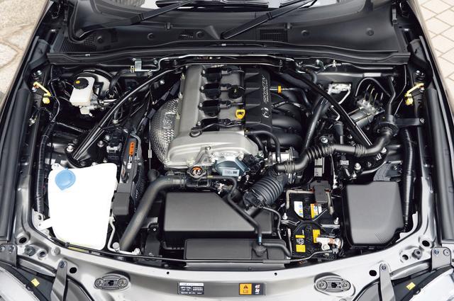 画像: Rソフトトップ車+80kgの重量増に対応して搭載された2LのSKYACTIV-G。フライホイールなどは、ロードスター専用設計だ。