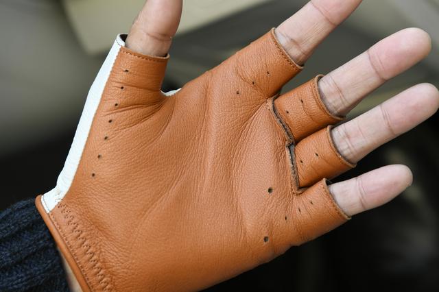 画像: 高い耐久性を持つ鹿革は、汚れにくいだけでなく、汗を吸収しても硬化しにくい性質を持っている。