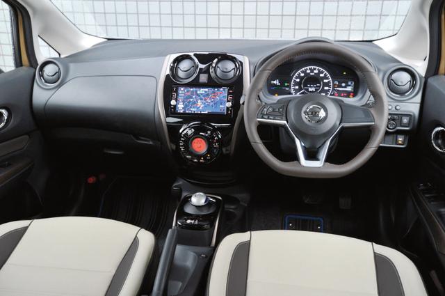 画像: 新デザインのD型ハンドルを採用。取材車はオプションのプレミアムホワイトインテリアパッケージを装着。