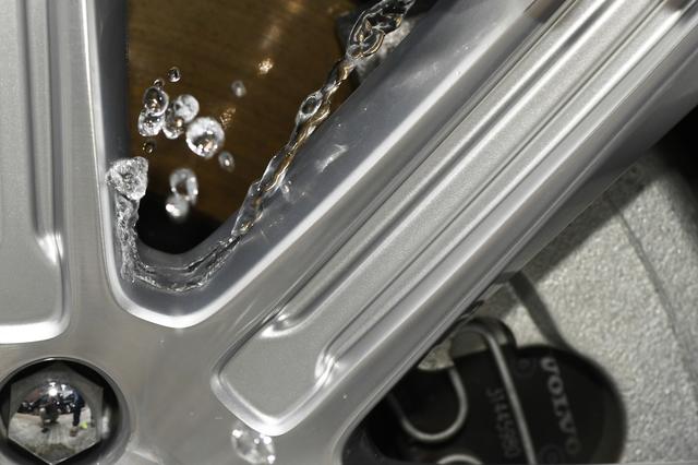 画像: 施工後のホイールは水を完全に弾き、汚れの付着を防いでくれる。