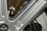 画像: 施工後のホイールは水を完全に弾き、汚れの付着を防いでくれる。