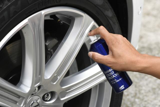 画像: よく振ったスプレー缶を10cmほど離して薄く散布する。約ホイール8本分の施工が可能。