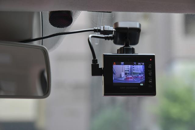 画像: 2インチカラー液晶にはレーンキープアシストのガイドが表示される。車線をまたぐと音で警告する。