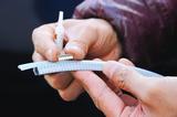 画像: 付属のクリップを本体に差し込む。インチ数によって数は増減し、20インチで13個使用した。地道な作業なので自宅で済ませておくのがいいだろう。