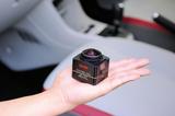 画像: 手の平より小さいボディは、全幅48mm×全高50mm×奥行52.5mm。重量は128g。
