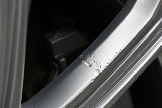 画像: 施工後は絶対に触ってはいけない。触るとそこの部分だけコーティングが剥がれ、水滴がや汚れが付着する。