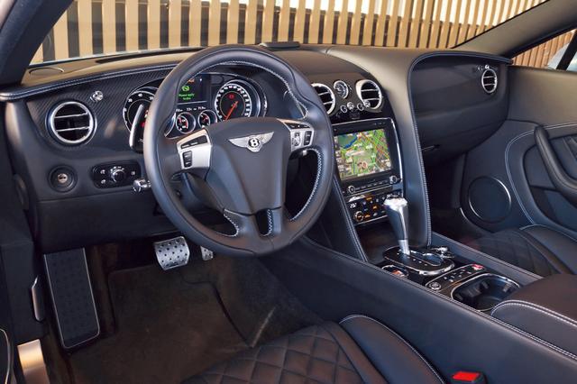画像: インパネは実にゴージャスだが、このV8 Sは色使いがブラック基調でスポーツムードもプラスされている。