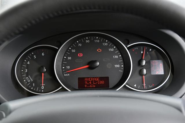 画像: ▲190km/hスケールの速度計を中心として左に回転計、右に燃料/水温計の3眼メーター。 回転計は1500〜2250rpmが「ECO」となる。