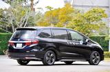 画像: アブソルートは内外装のデザインや足まわりが標準モデルと異なる。リアガーニッシュにABSOLUTEの文字。