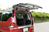 画像: 力のない女性でも簡単に荷物の出し入れができるデュラルバックドアは全車に標準装備されている。