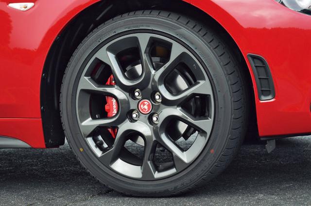 画像: ダンパーはビルシュタイン製、ブレーキキャリパーはブレンボ製を採用する。245/45ZR17を装着。