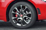 画像: ダンパーはビルシュタイン製、ブレーキキャリパーはブレンボ製を採用する。245/45ZR17を装着。