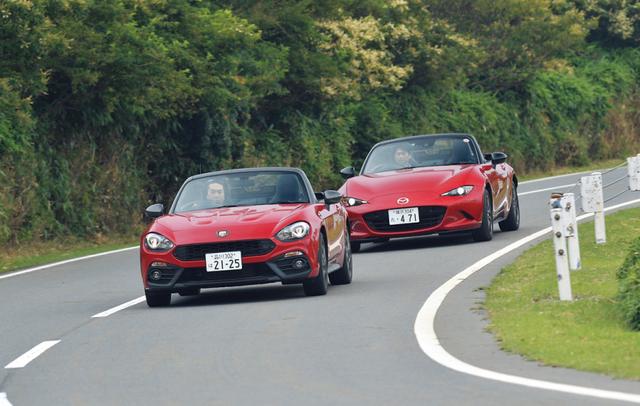 画像: マツダロードスターを従えて走るアバルト124スパイダー。性格は大きく異なる兄弟車ということだろう。