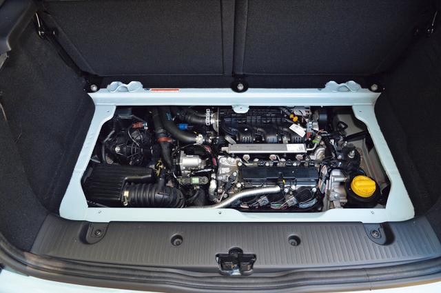 画像: エンジンはルーテシア用の0.9L 3気筒ターボと基本は共通だがRR用に再設計。後方に約49度傾けて搭載する。