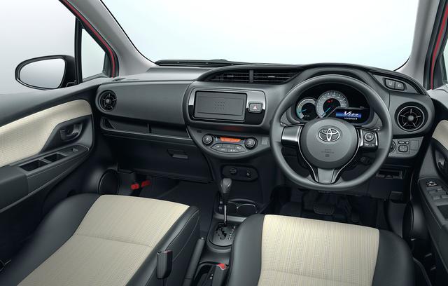 画像: ▲HYBRID F (内装色:アイボリー(設定色)) 〈オプション装着車〉