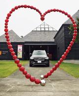 画像: エントランスにあるハート型のアートは、ジャン=ミシェル オトニエル「Kokoro」2009年。