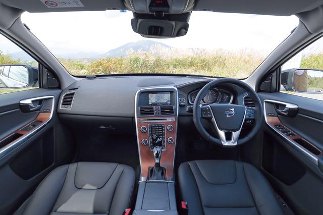 画像: モダンウッドパネルが標準装備のT5 AWDクラシック。なお燃費も従来のT5 AWD(16年モデル)より向上。