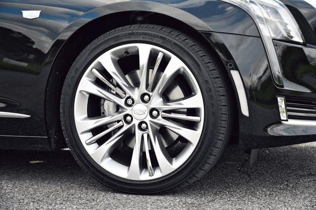 画像: タイヤサイズは前後とも245/40R20というワイドなもの。これがしっかりした足まわりを生んでいる。