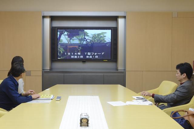 画像: ▲まずは座学。ビデオにて運転操作の概要をお勉強。講習会に当選した人には自宅に運転操作ソフトも送られてくるので当日まで勉強。