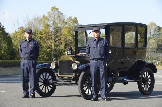 画像: ▲今回マンツーマンで運転を教えてもらったトヨタ博物館の車両学芸グループ、足立隆博さん(左)と山田 章さん(右)。お世話になりました。