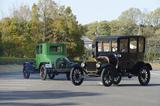 画像: ▲右が1915年製のセンタードアセダンで乗車定員4名、左は1927年製のクーペで2名。トヨタ博物館にはモデルTは7台所有しているが、そのうちの2台。