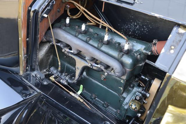 画像: ▲エンジンはサイドバルブ式直列4気筒2896cc。最高出力は20ps/1600rpm。最大トルクは約11kgmという。低速トルクがあり扱いやすい。