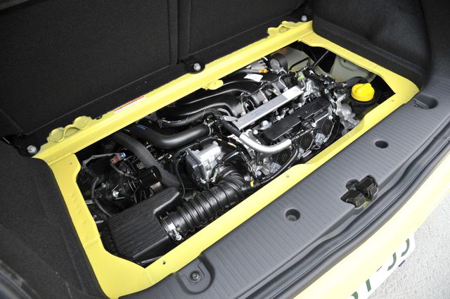 画像: ▲RRレイアウトを採用。エンジンはトランクルーム下に備わる。998cc3気筒の自然吸気エンジン。