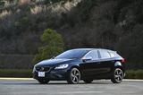 画像: V40 D4 Rデザイン ポールスターエディション。ボディカラーはアイスホワイト、パッションレッド、オニキスブラックメタリック(オプションカラー83,000円)、バースティングブルーメタリック【Rデザイン専用色】(オプションカラー83,000円)。