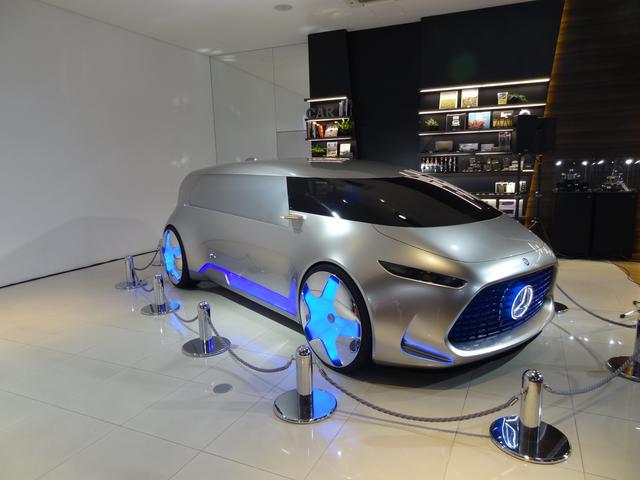 画像: 会見場には2015年の東京モーターショーで発表されたコンセプトカー「Vision Tokyo」も置かれていた。