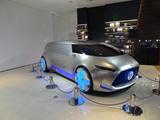 画像: 会見場には2015年の東京モーターショーで発表されたコンセプトカー「Vision Tokyo」も置かれていた。